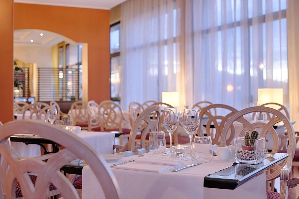 restaurant cafeteria