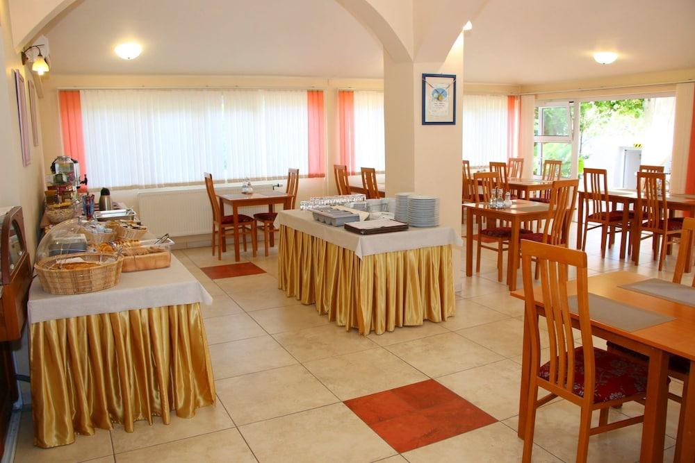 restaurant-cafeteria