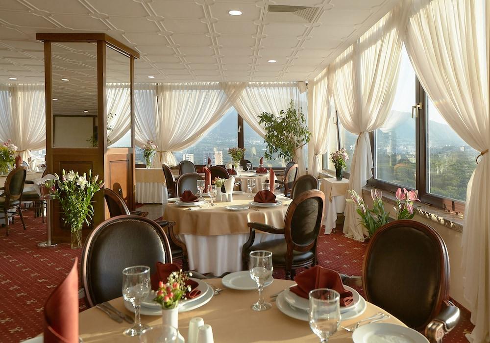 restaurant cafeteria