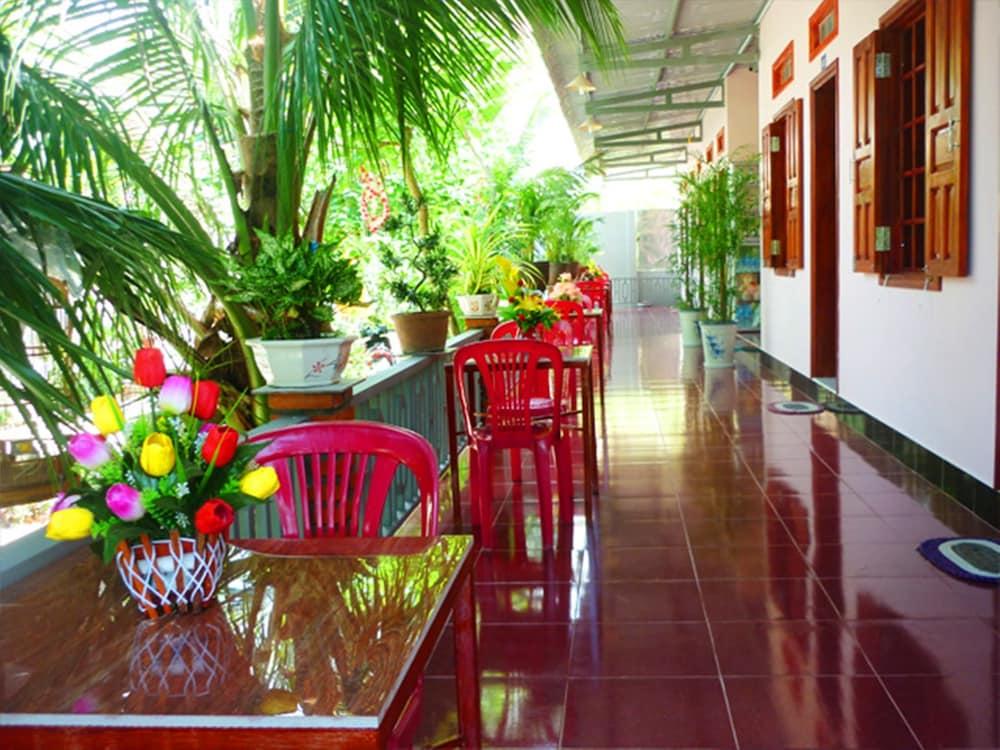 restaurant cafeteria