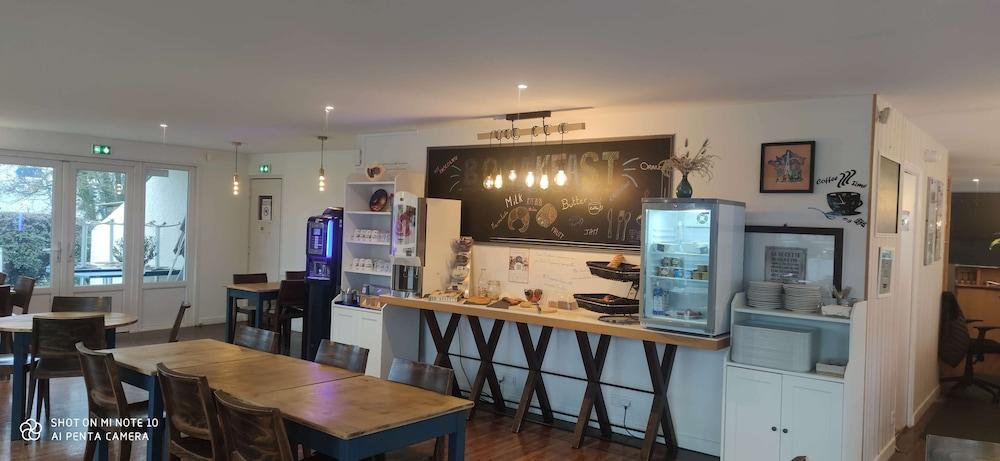 restaurant cafeteria