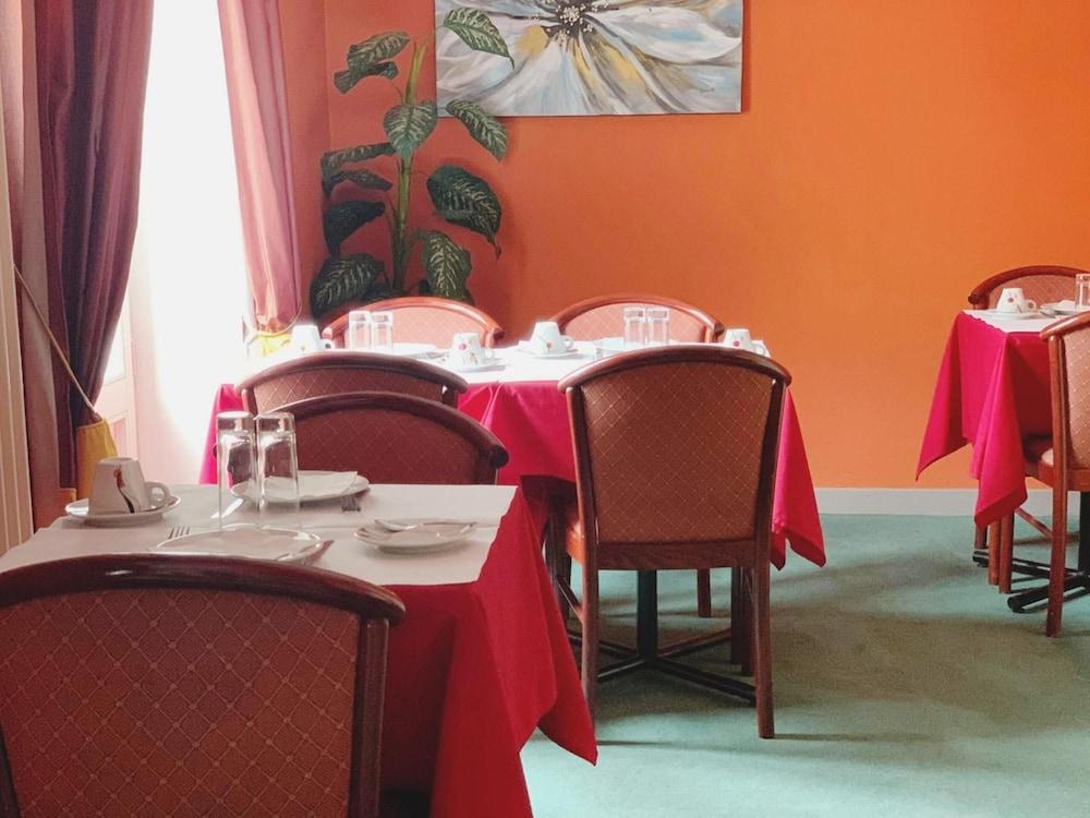 restaurant cafeteria