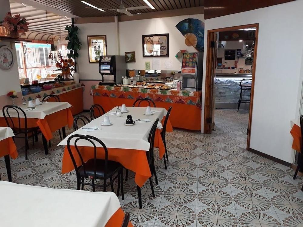restaurant cafeteria