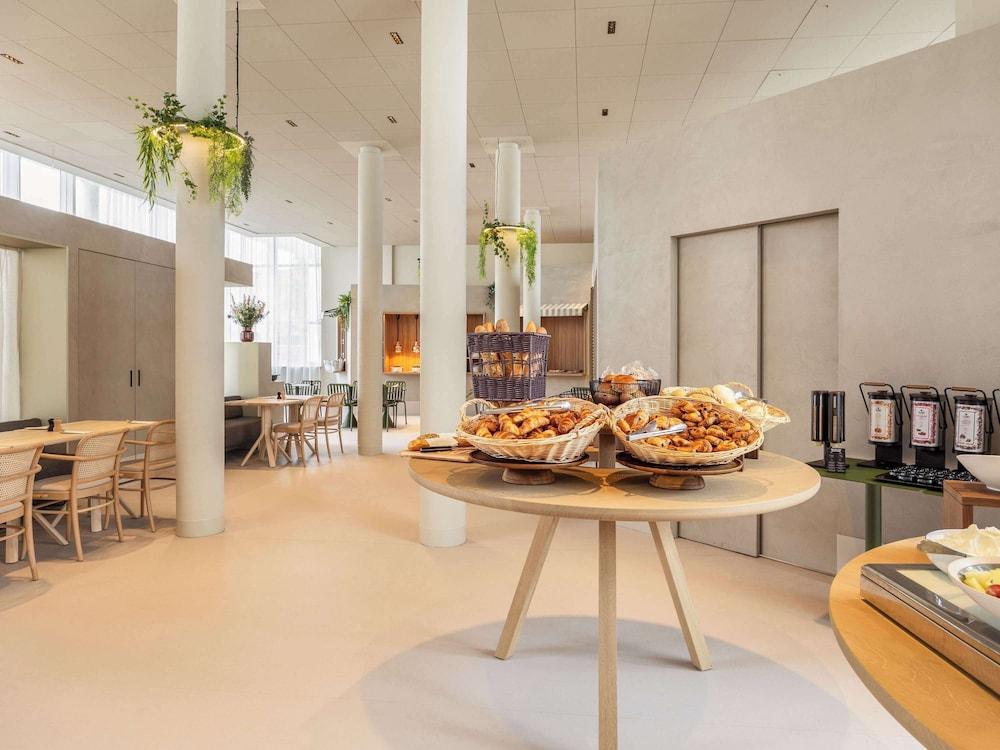 restaurant cafeteria