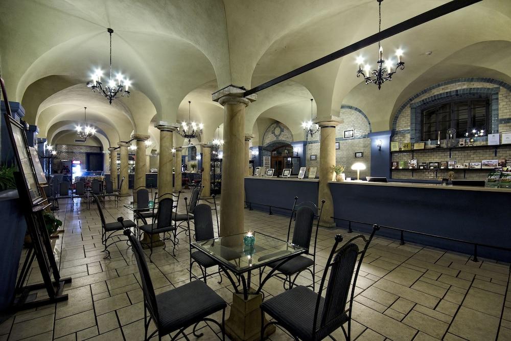 restaurant cafeteria