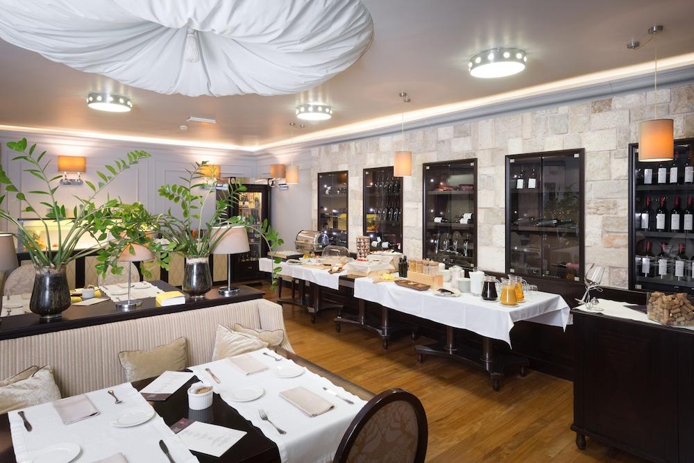 restaurant cafeteria