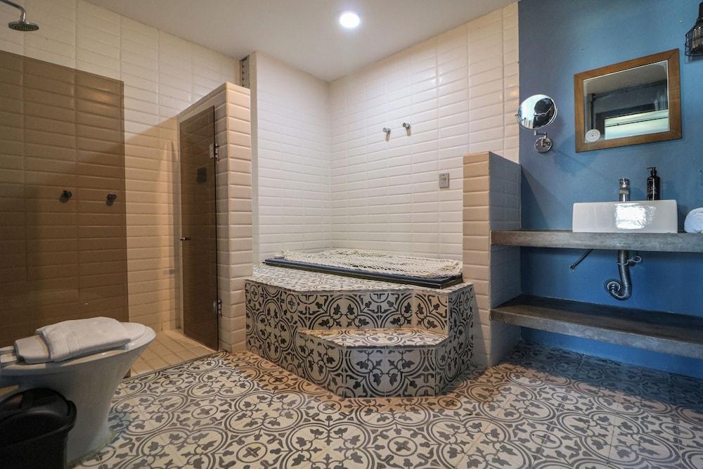 swimming pool spa