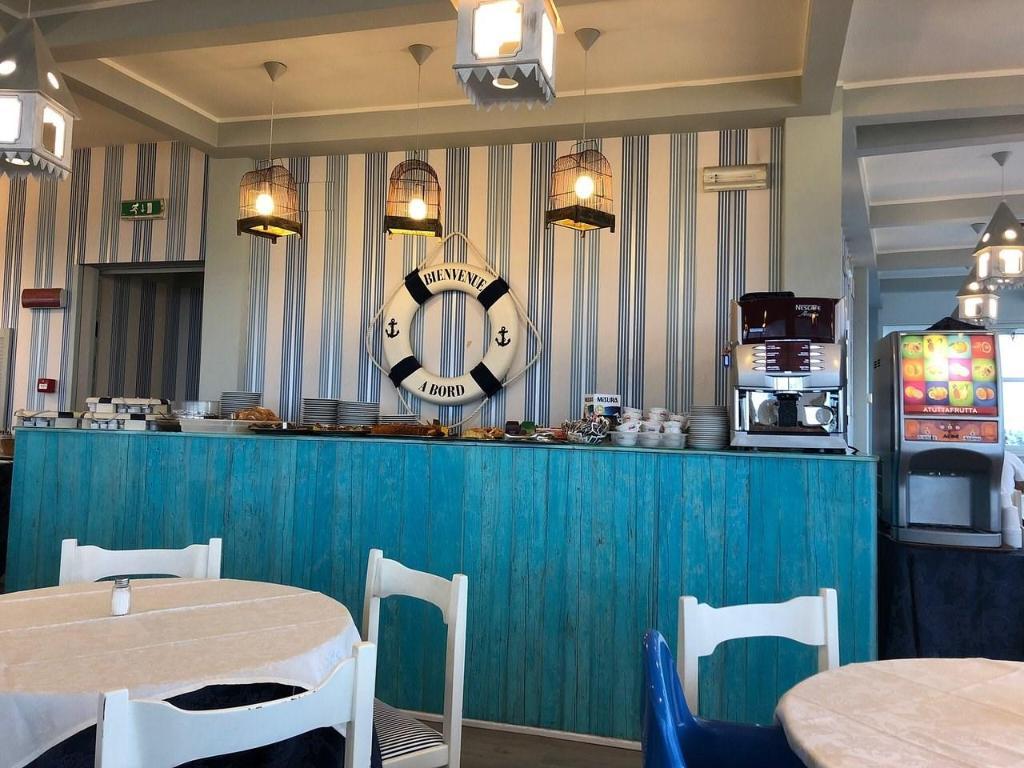 restaurant cafeteria