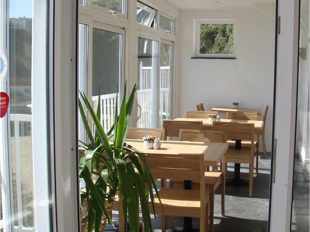 restaurant-cafeteria