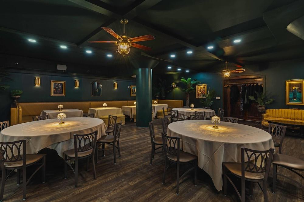 restaurant cafeteria