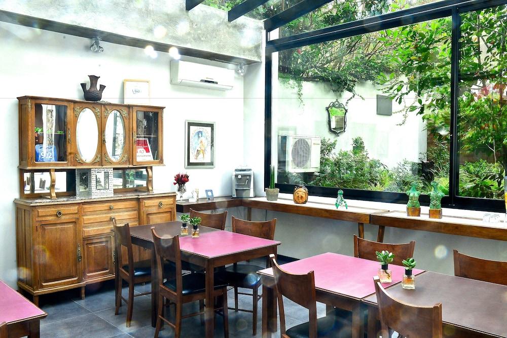 restaurant cafeteria