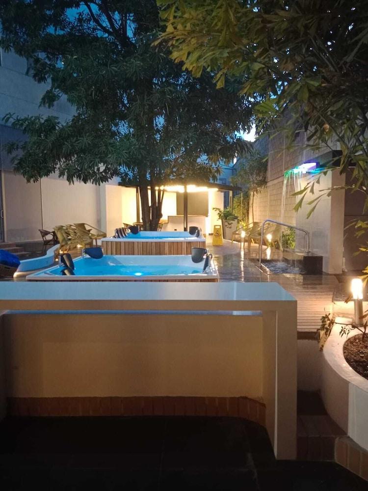 swimming pool spa