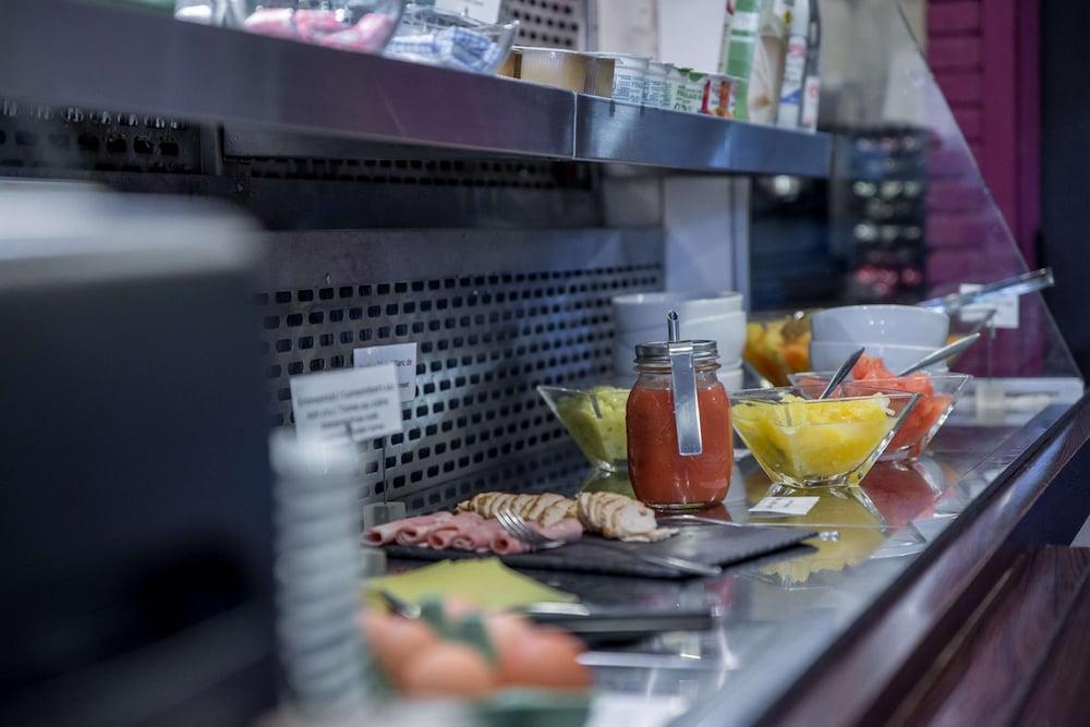 restaurant cafeteria