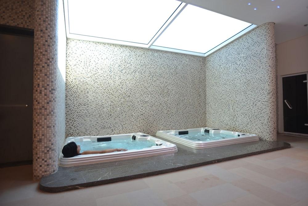 swimming pool spa