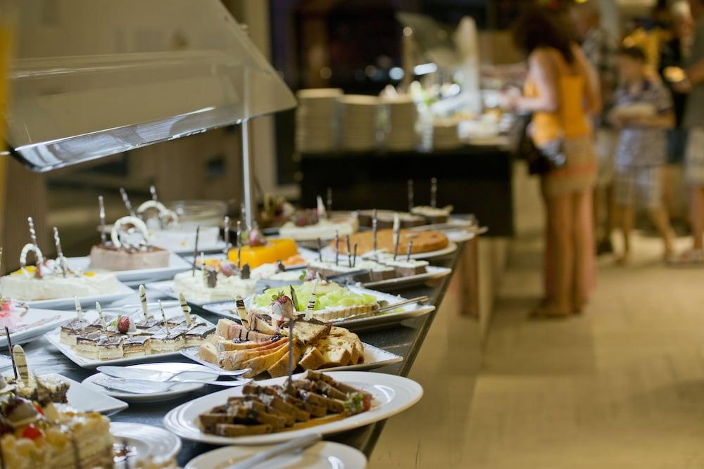 restaurant cafeteria
