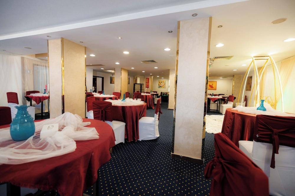 restaurant cafeteria
