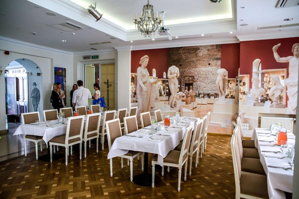 restaurant cafeteria