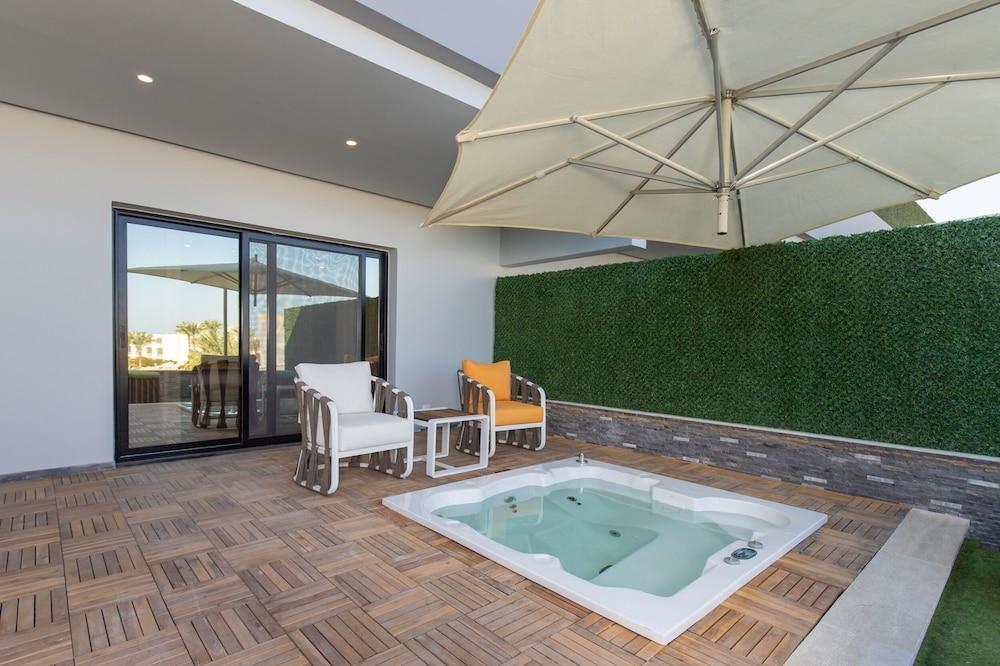swimming pool spa