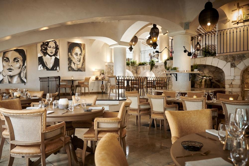 restaurant cafeteria