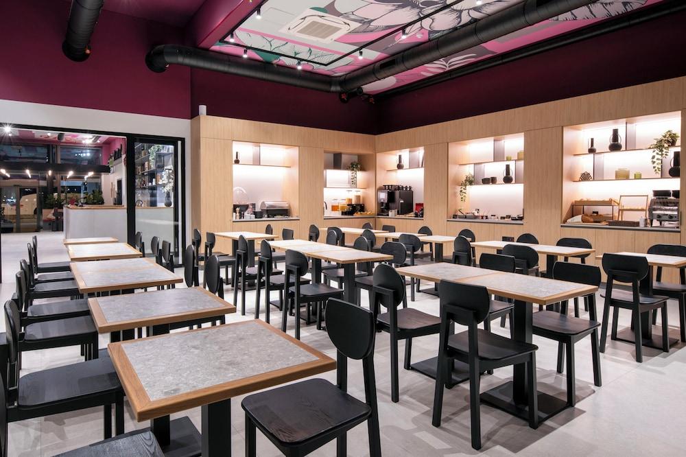 restaurant cafeteria