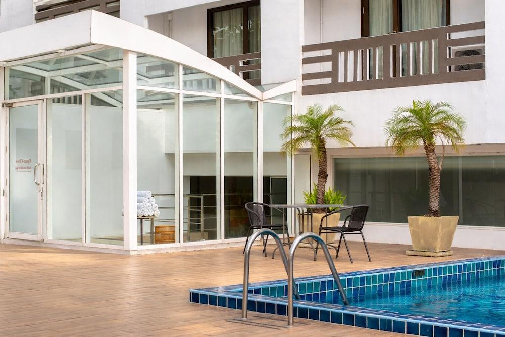 swimming pool spa