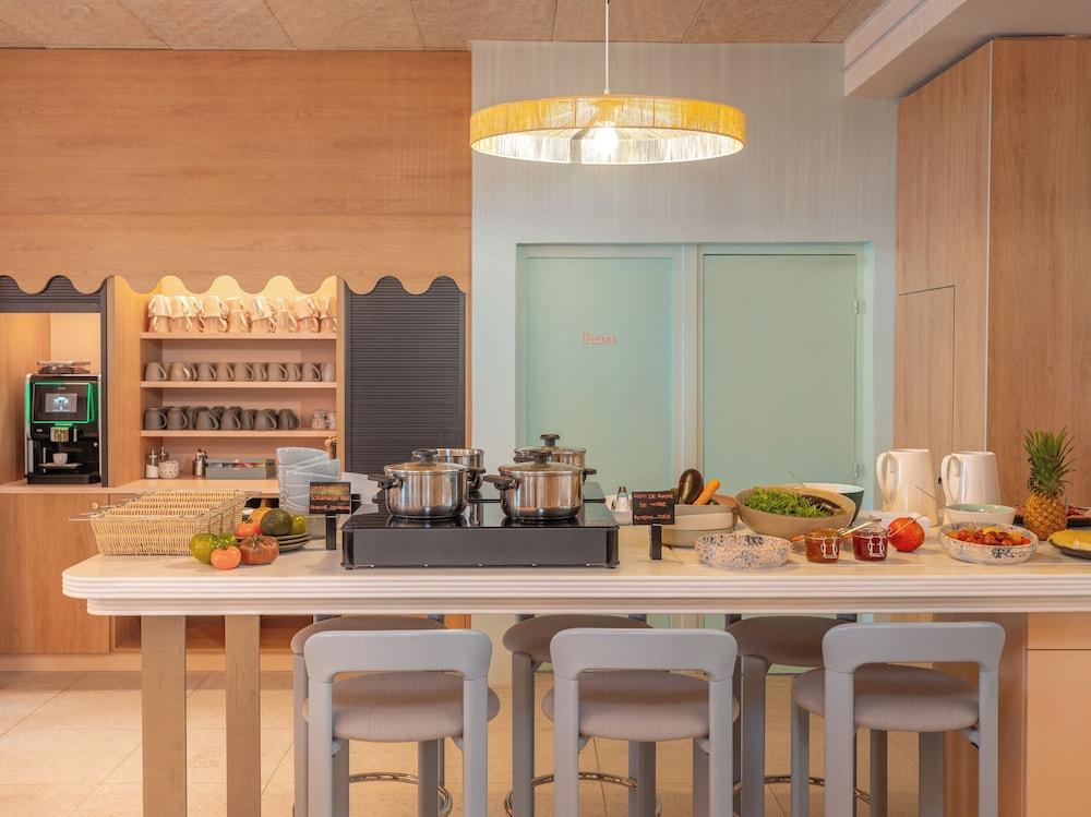 restaurant cafeteria