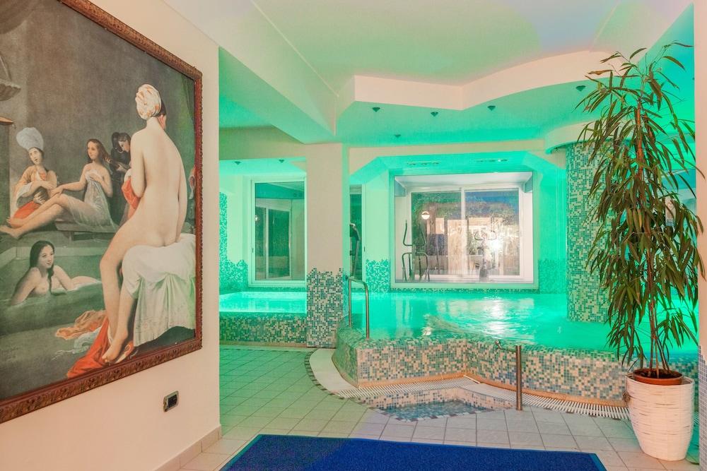 swimming pool spa