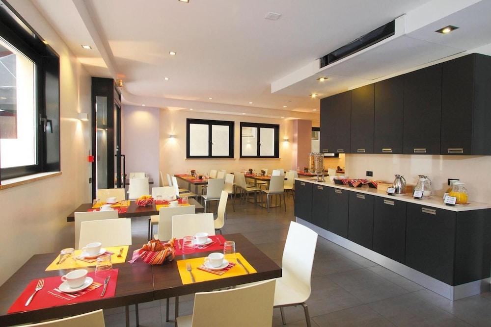 restaurant cafeteria