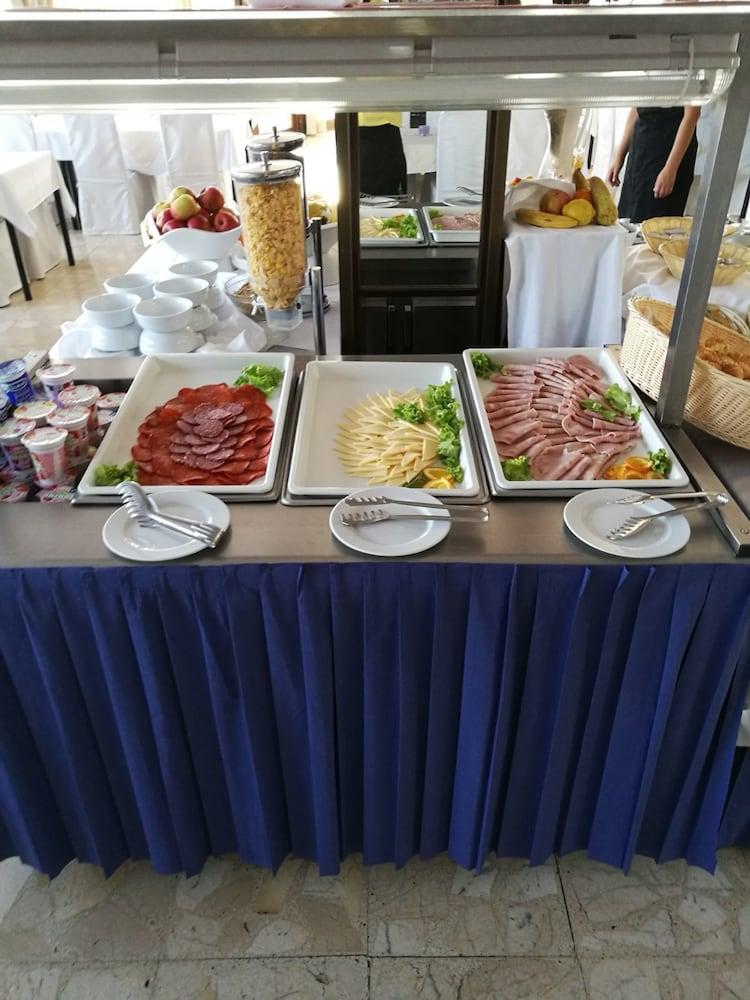 restaurant-cafeteria