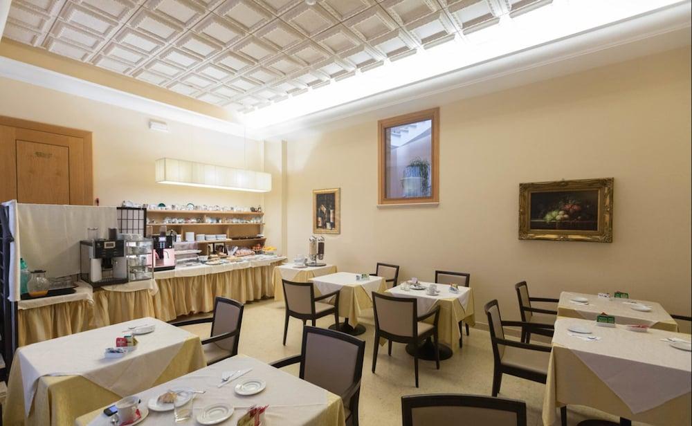 restaurant cafeteria