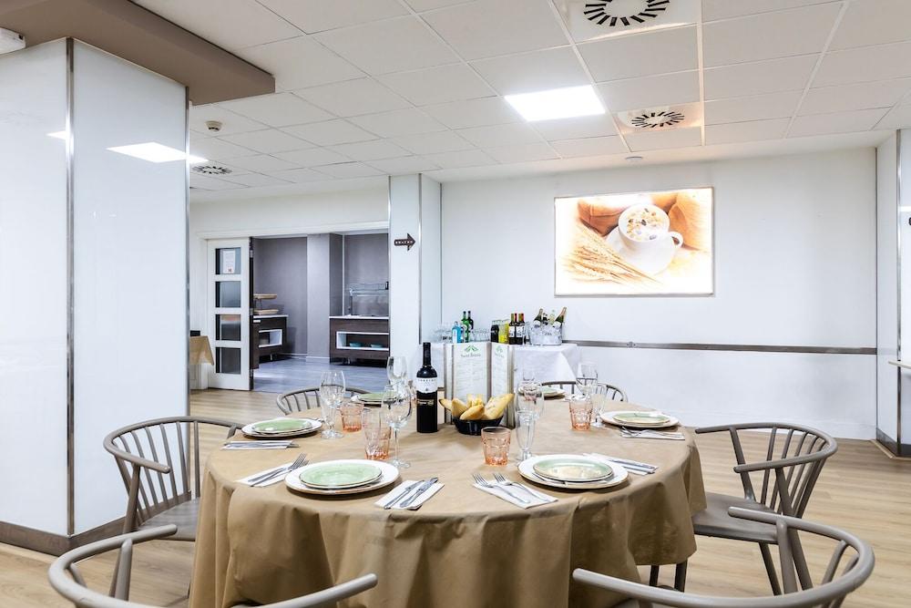 restaurant cafeteria