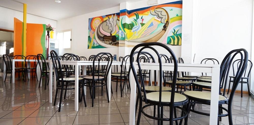 restaurant-cafeteria