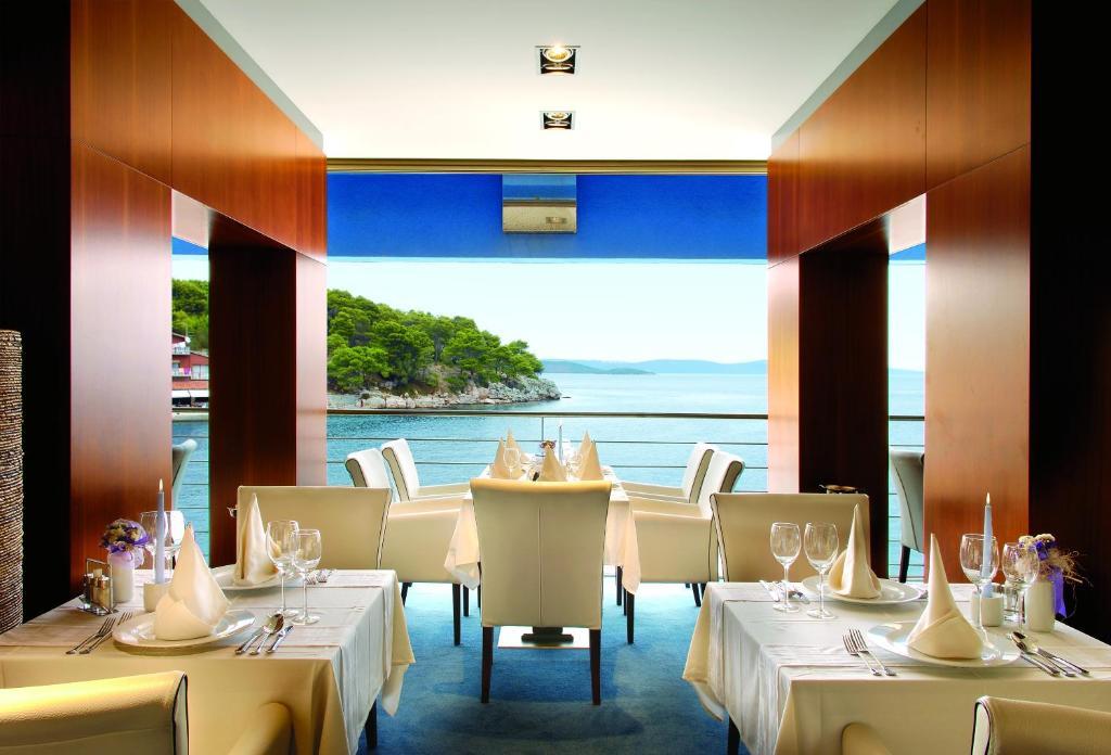 restaurant cafeteria