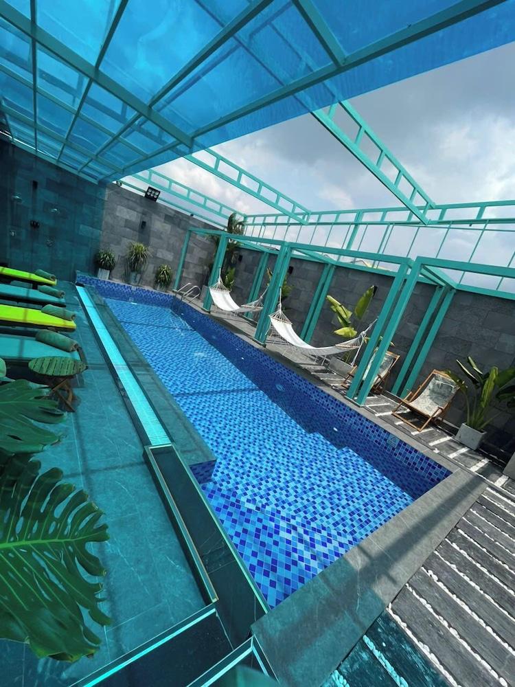 swimming pool spa