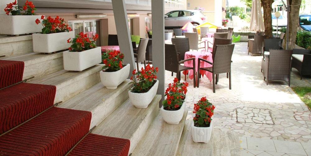 restaurant-cafeteria