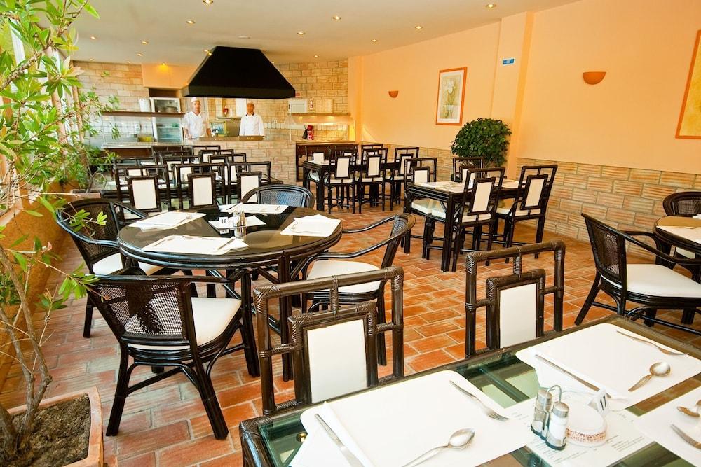 restaurant cafeteria