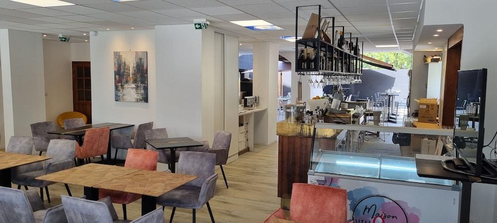 restaurant cafeteria