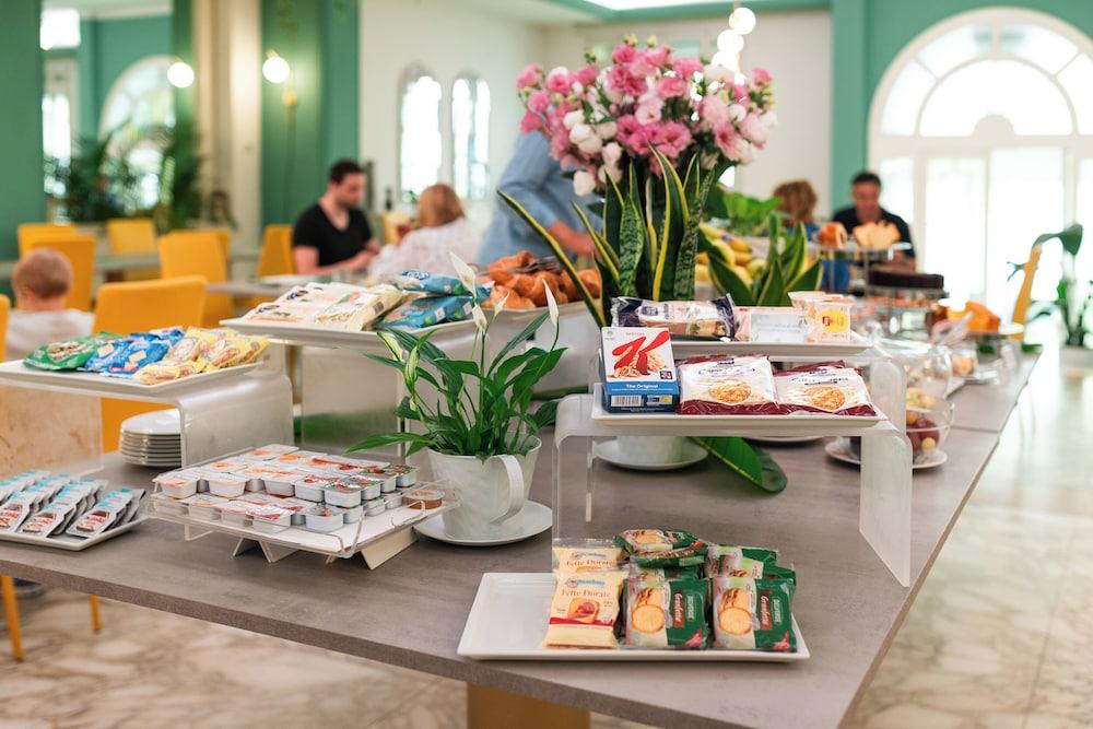 restaurant cafeteria