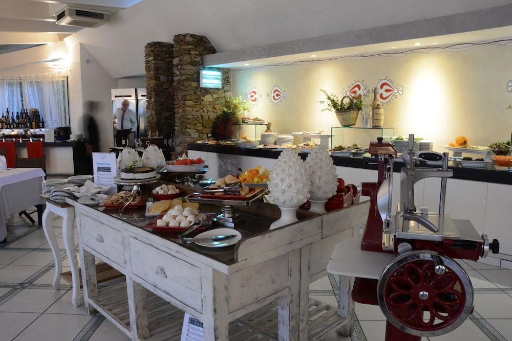 restaurant cafeteria