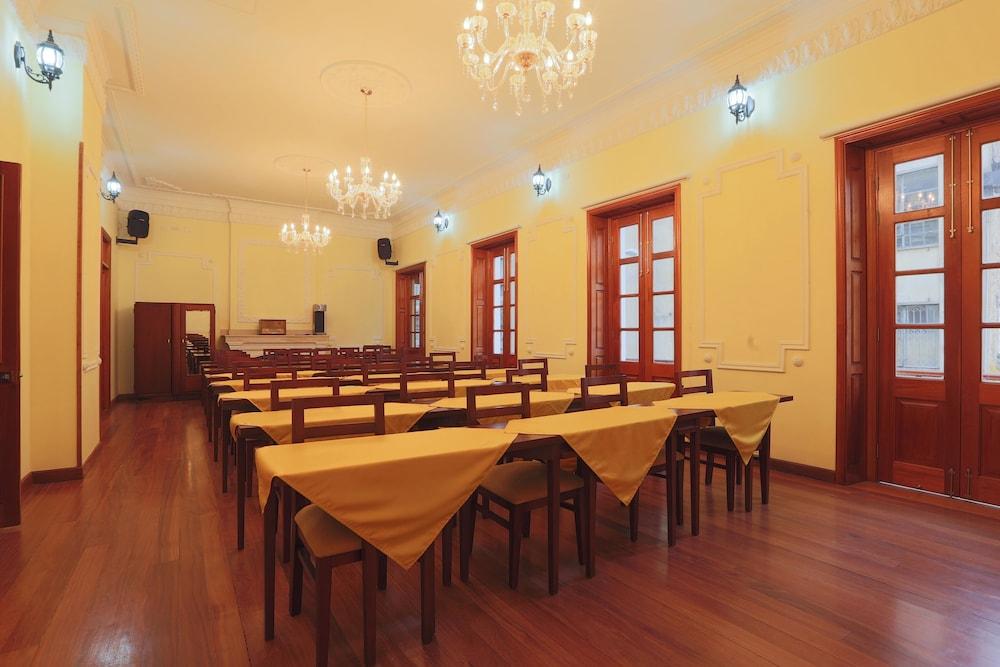 restaurant cafeteria