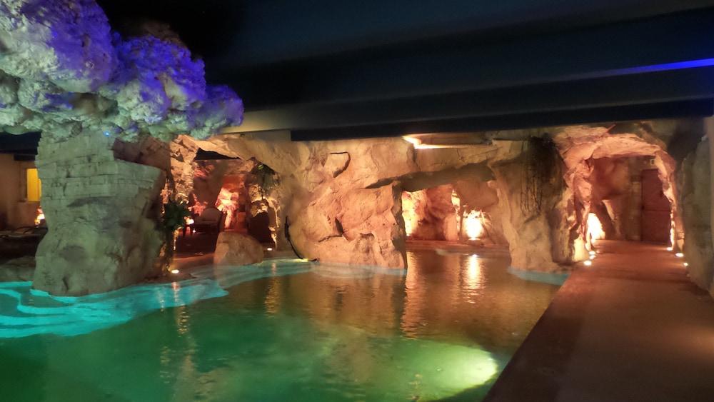 swimming pool spa