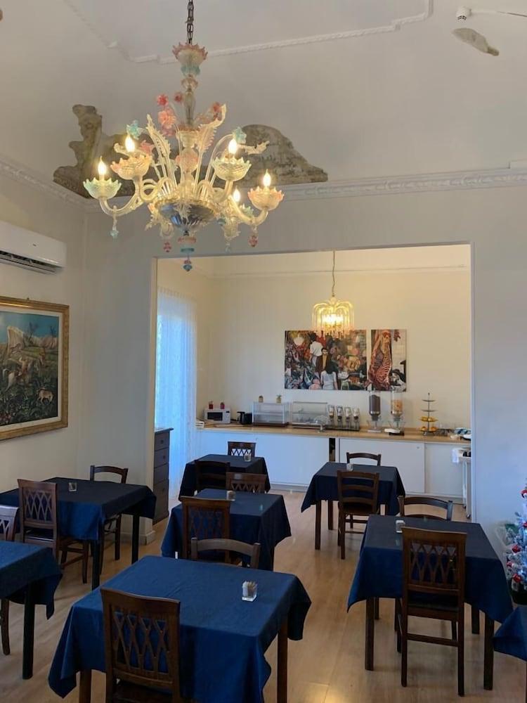 restaurant cafeteria