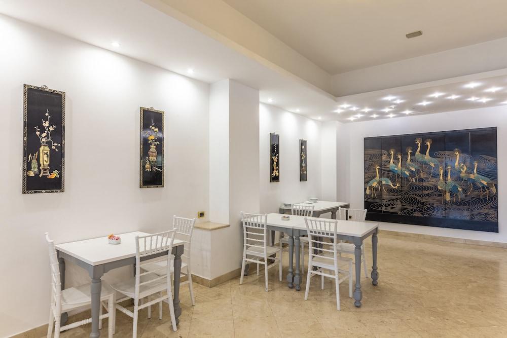 restaurant cafeteria
