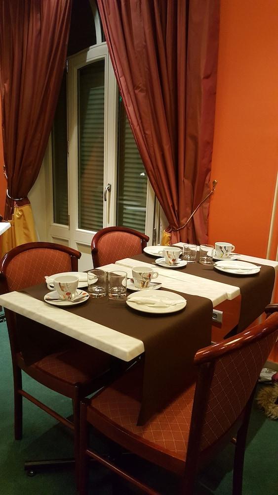 restaurant cafeteria