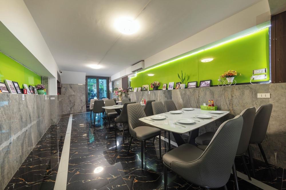 restaurant cafeteria
