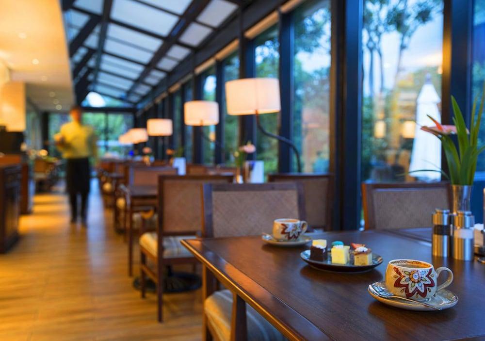 restaurant cafeteria