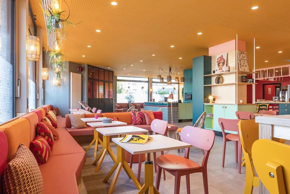 restaurant cafeteria