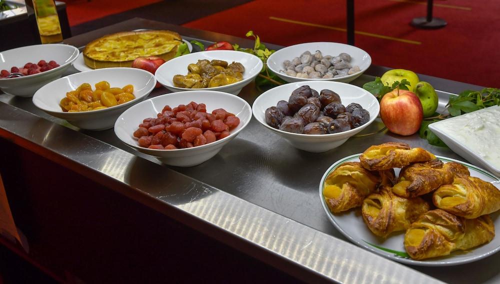 restaurant cafeteria