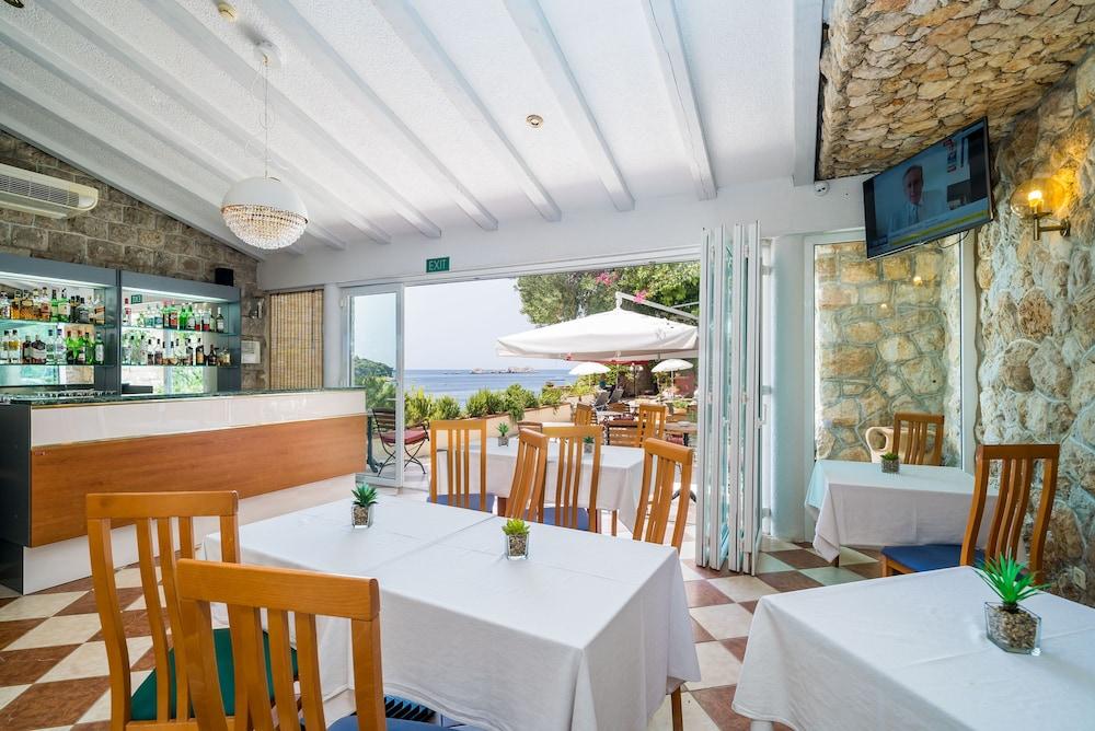 restaurant cafeteria