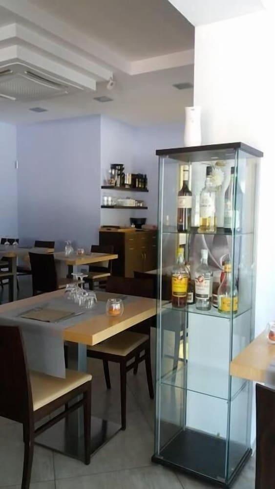 restaurant cafeteria